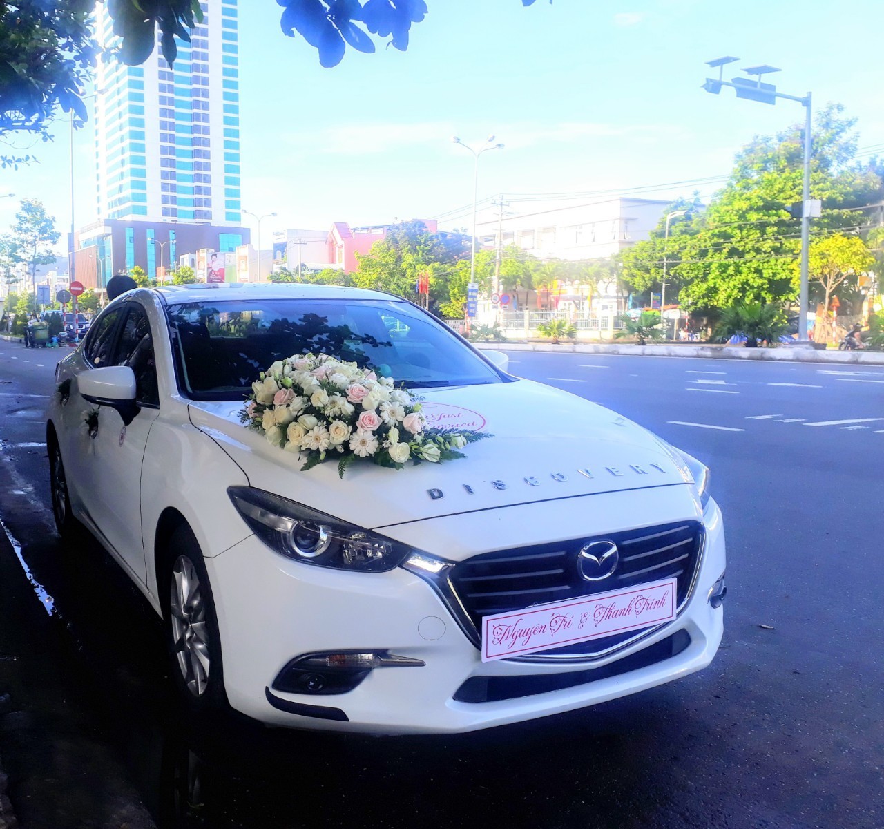 Xe Cô dâu Mazda3 trang trí hoa tươi